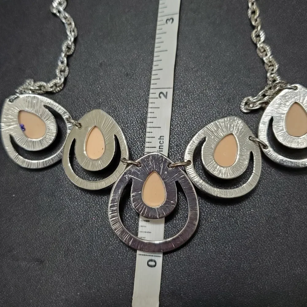 Silver tone necklace with peach faux stones 20-23